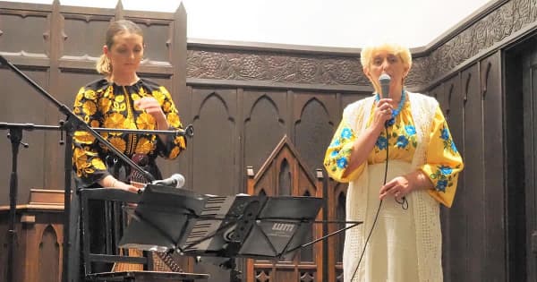 平和と感謝を歌に込め　ウクライナ出身女性が横浜で慈善演奏会　避難した母もステージに