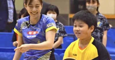 石川佳純選手「挑戦の気持ちを」　喜多方で小中学生と交流