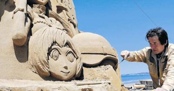 石川・千里浜に大型砂像、着々と　今年はアニメ題材、制作進む