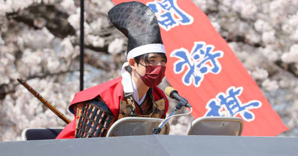 藤井聡太五冠、甲冑姿で「人間将棋」　軽快なトークに観客沸く