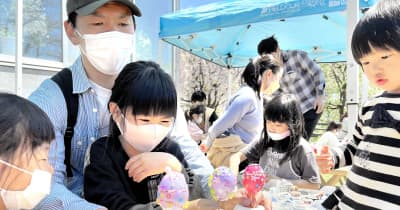 クジャクの卵でカラフル「イースター・エッグ」　復活祭、福井県福井市で子どもたち手作り