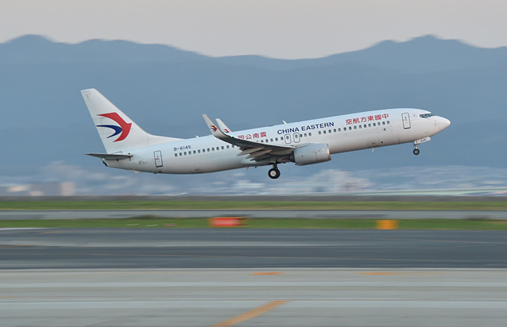 中国東方航空、737-800運航再開　墜落から1カ月