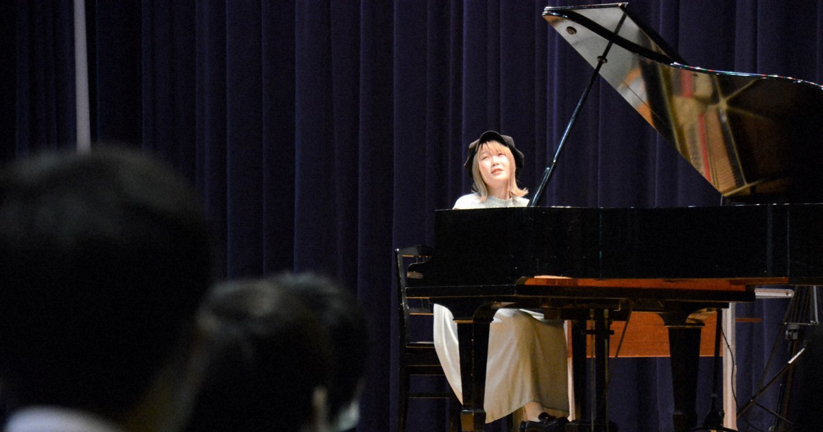 コロナ禍の生徒にサプライズ　ハラミちゃんがピアノ演奏披露