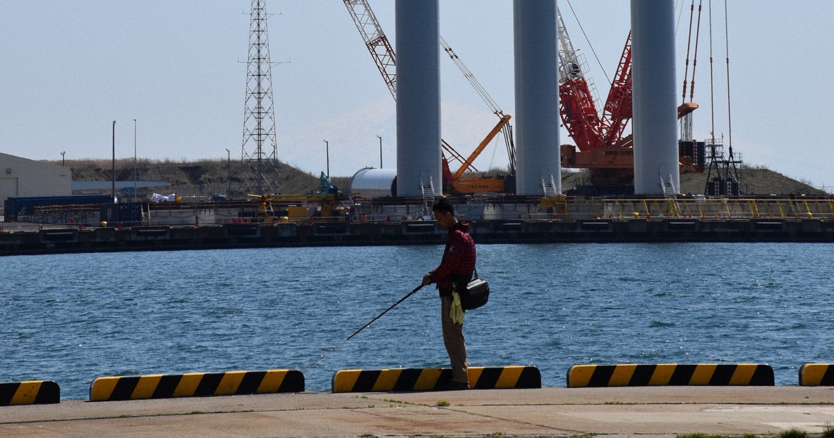 秋田港で洋上風車の組み立て始まる　国内初の商業運転を計画