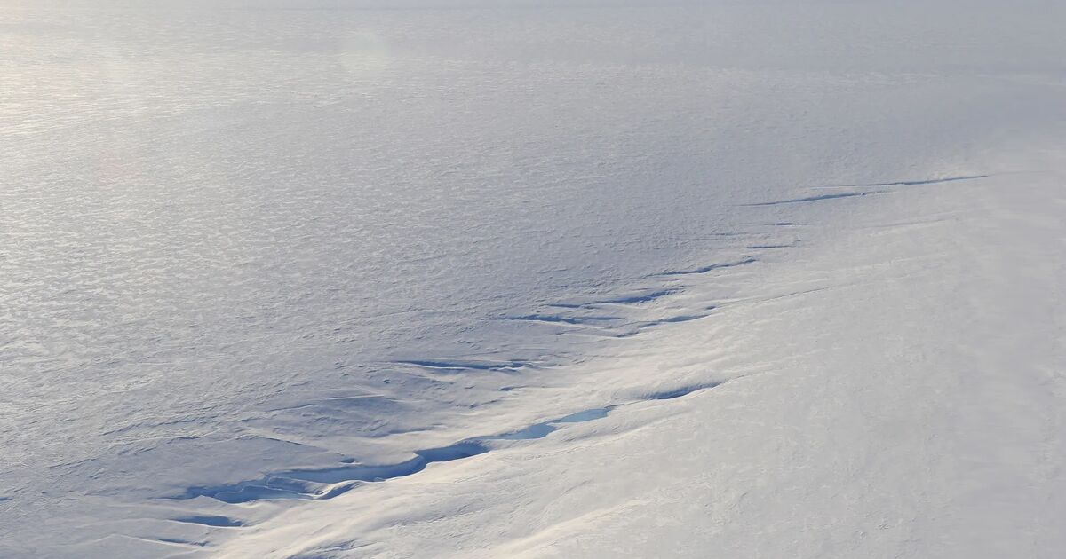 南極の「終末氷河」融解の謎に、科学者は爆薬とロボットと橇で迫る