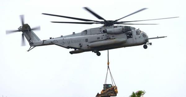 米軍大型ヘリ、重機をつり下げ飛行　トリイ通信施設内で訓練か