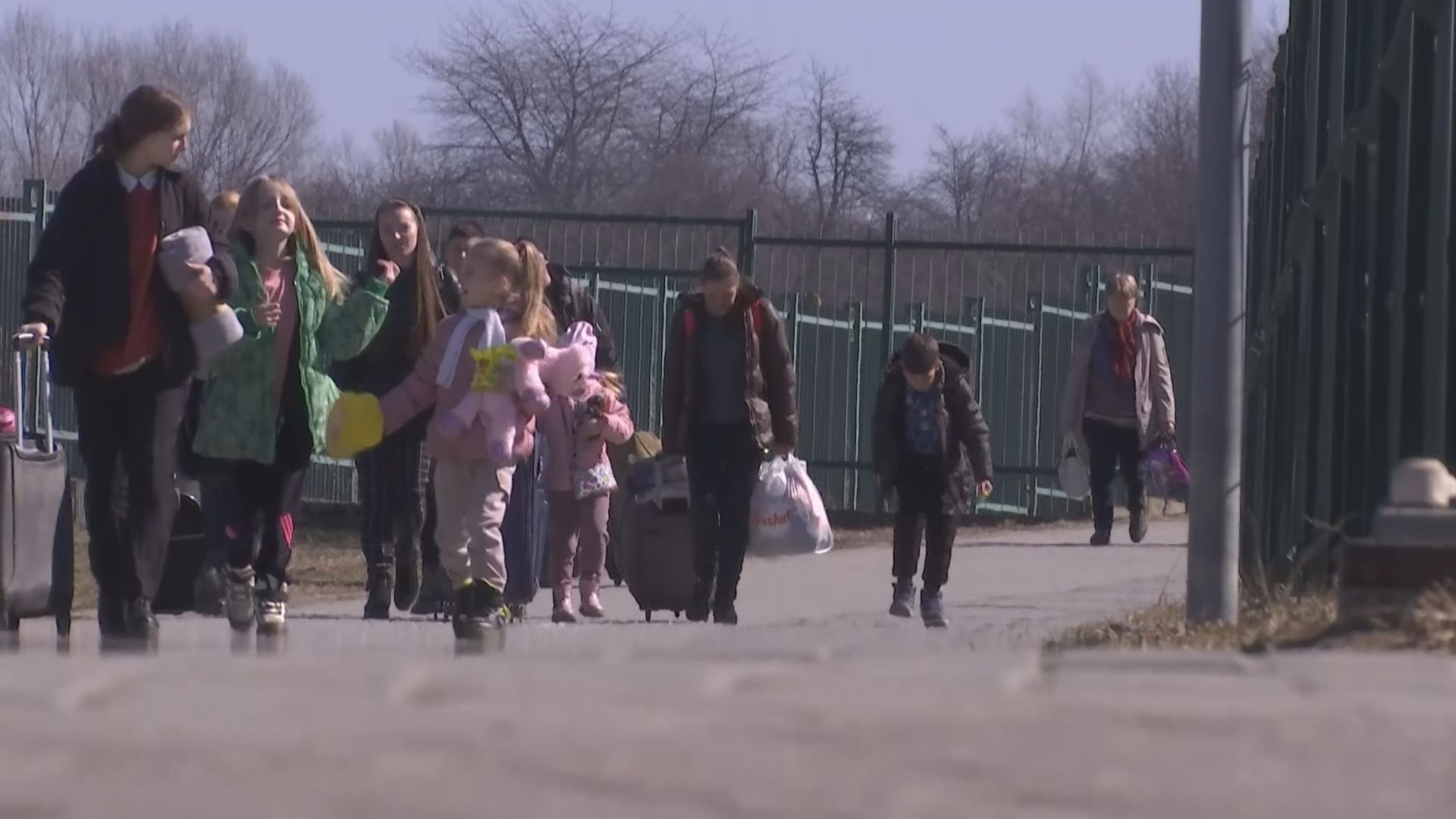 ウクライナの国外避難民 500万人超える UNHCR