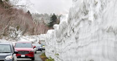 福島県内の三つの観光道路が再開通　観光客らが「雪の回廊」を楽しむ