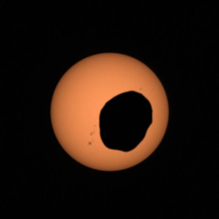 火星で撮影された「いびつな日食」　NASAが動画を公開