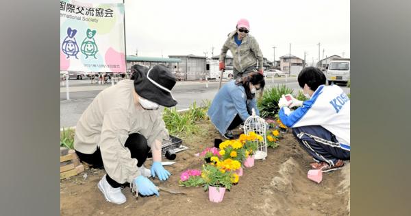 「収穫楽しみ」外国人が日本の野菜作り体験　パセリ、ピーマン福井県坂井市で苗植え