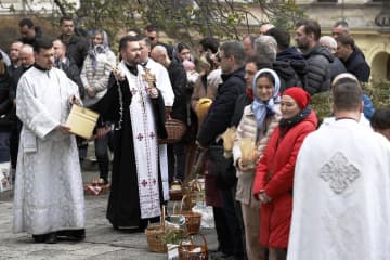 ウクライナで平和祈る復活祭　家族離散の避難民も
