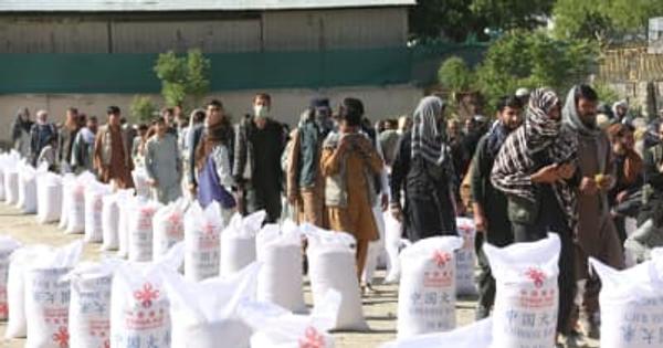 アフガン難民帰還省、避難民に中国の支援食糧を支給