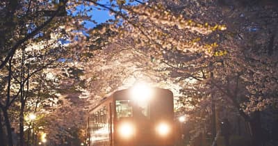 夕闇の桜トンネル　幻想列車／芦野公園駅（青森・五所川原）　8日までライトアップ