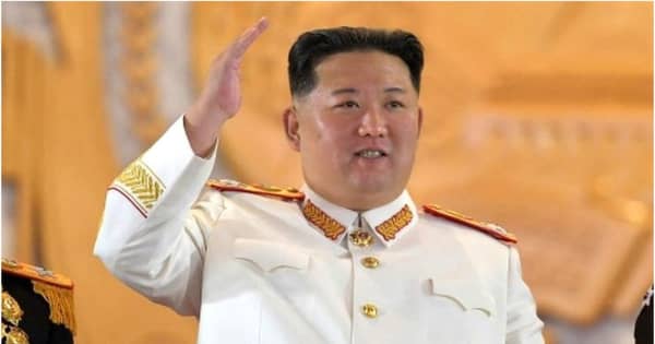 北朝鮮で軍事パレード　金総書記が核戦力の強化を宣言