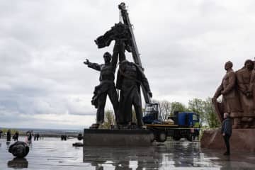 ロシアとの「友好の像」撤去　ウクライナ首都キーウ