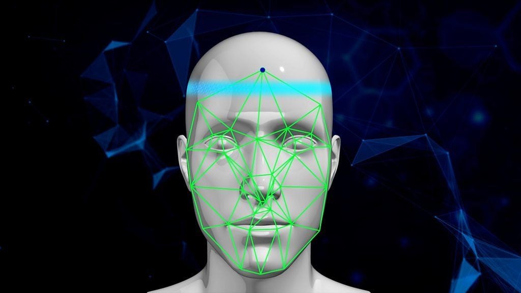 集合写真からも人物特定、議論を呼ぶ最新の顔認証技術