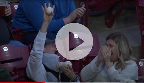 【映像】MLBの試合でファウルボールをキャッチした観客、左手に哺乳瓶で話題に