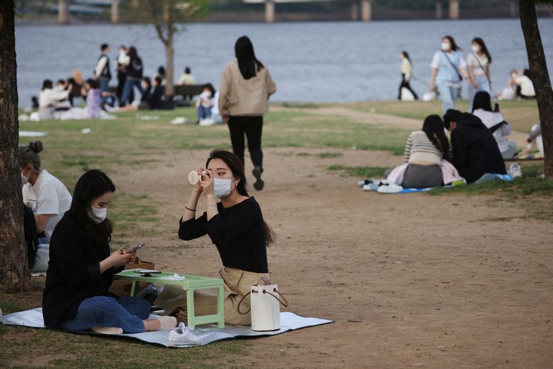 韓国、屋外マスク着用義務を来週解除　次期政権「時期尚早」