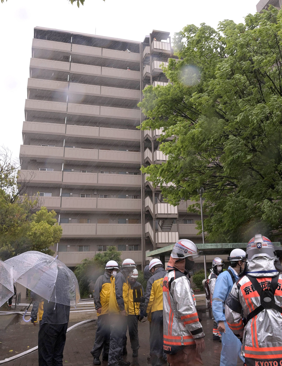 マンション1室で火災、3人搬送　京都・伏見