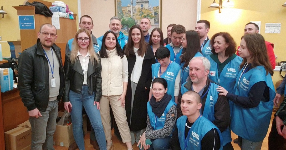 アンジェリーナ・ジョリーさんがウクライナ訪問　避難民らと面会