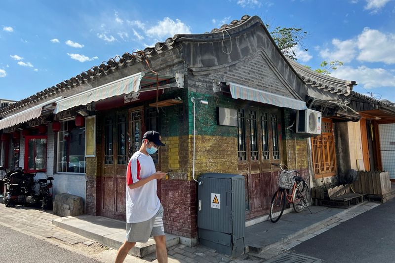 北京、コロナ感染抑制策強化　上海は一部住民の外出容認