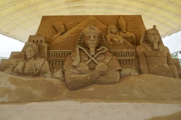 巨大な砂の像、鳥取に現る　テーマは古代エジプト