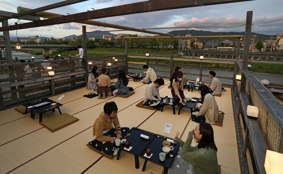 京都・鴨川で納涼床開き　「景色が良く、開放的」　昨年に比べ客足戻る