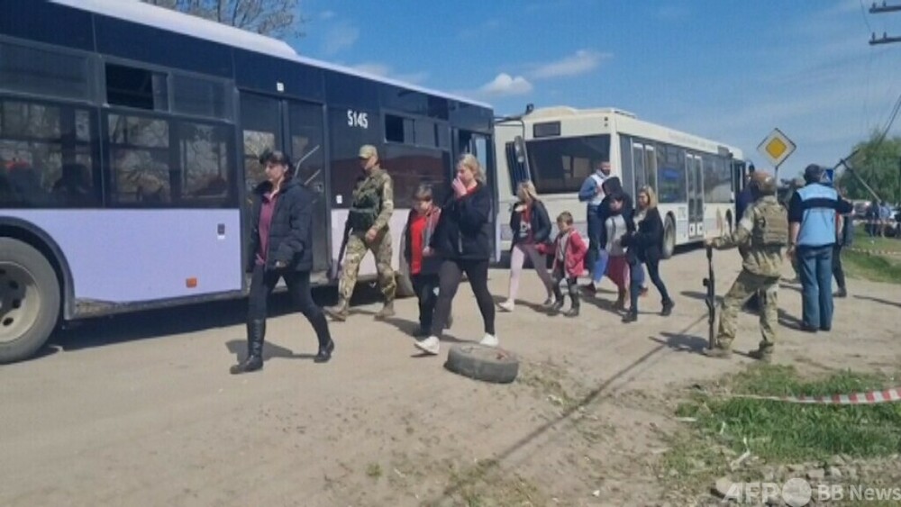 字幕：マリウポリ製鉄所から民間人100人退避 ウクライナ大統領