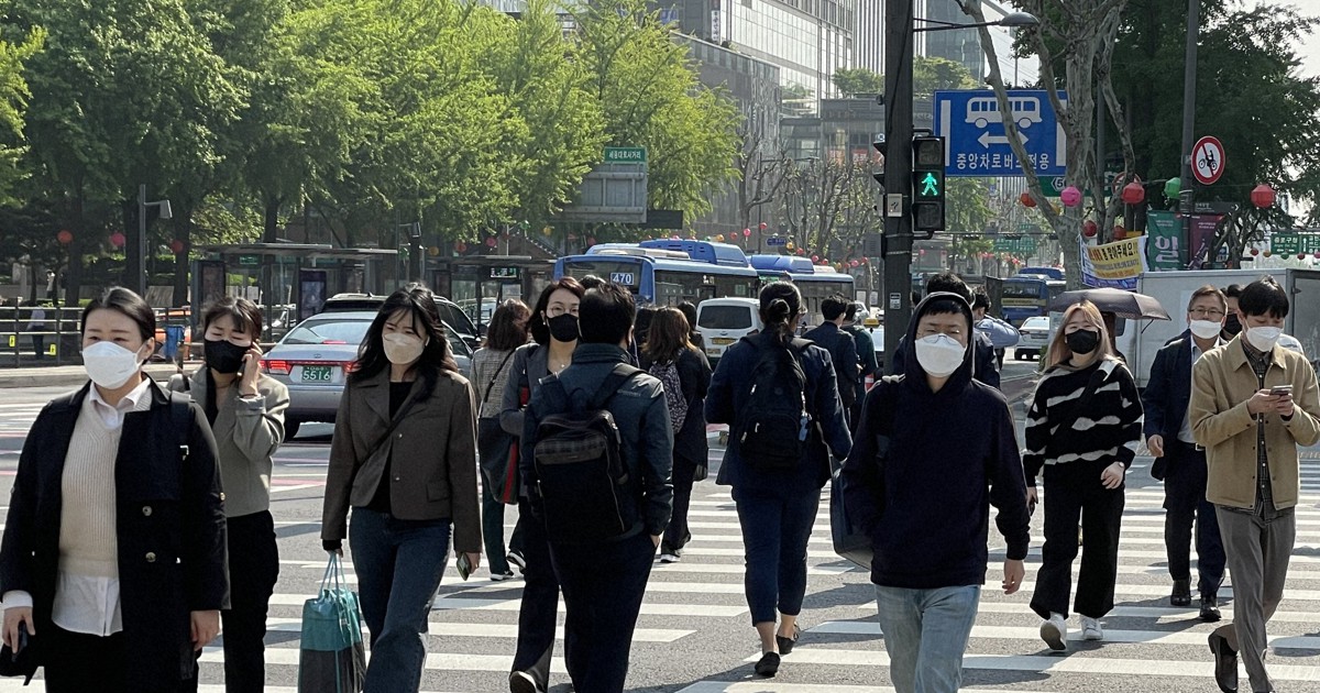 韓国、屋外でのマスク義務解除　大半が外さないソウル市民の心理