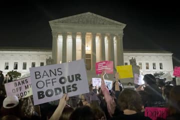 中絶の権利擁護訴え、学生ら集結　「私が決める」猛抗議