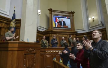 英首相、議会でビデオ演説　ウクライナに追加支援表明