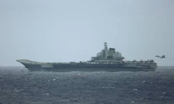 中国空母で艦載機が発着　沖縄南方の太平洋