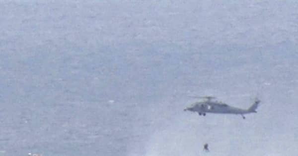 低空飛行するヘリから兵士がロープを伝って昇降　米軍、沖縄でつり下げ訓練br /