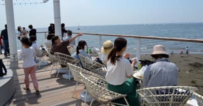 涼求め、海辺にぎわう　稲毛海浜公園のウッドデッキ人気　千葉県内、各地で夏日