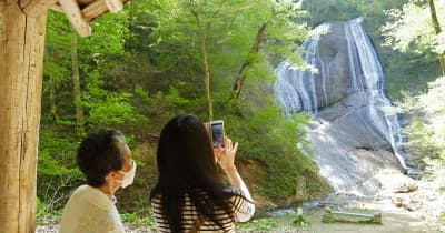 暑くて「スヌーピー」水浴び?　青森県内、今季初の真夏日　涼求め「みろくの滝」（田子）に観光客