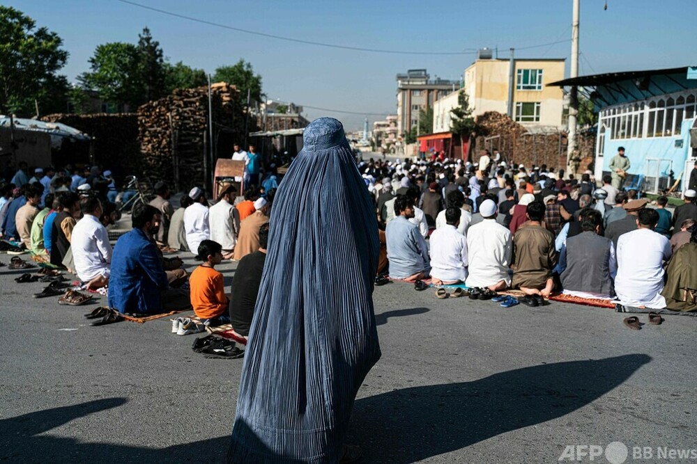 タリバン、女性に公の場で全身覆うブルカ着用義務付け