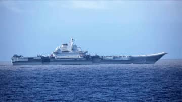 沖縄南方の中国空母、台湾方面へ　「遼寧」発着艦は4日連続