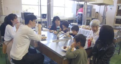 親子ら調理、昼食楽しむ　子育て支援で若者食堂「ぴあカフェ」　三重・鈴鹿