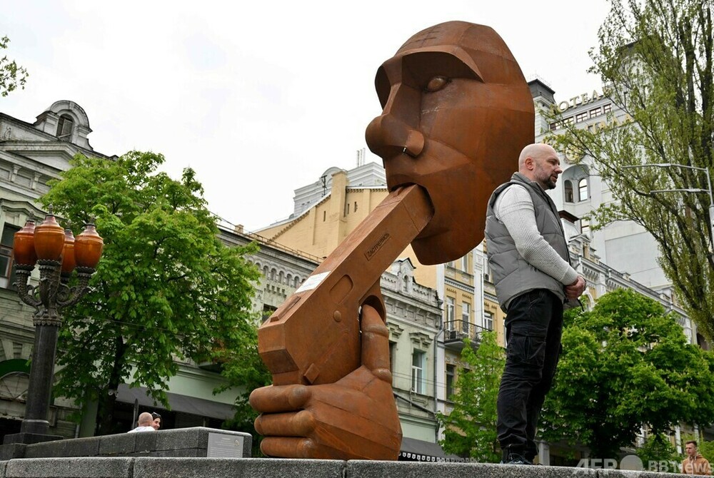 「拳銃」くわえたプーチン像、ウクライナ首都に設置
