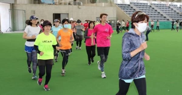 有森さんが走るフォーム指導　岡山で女性対象ランニング教室
