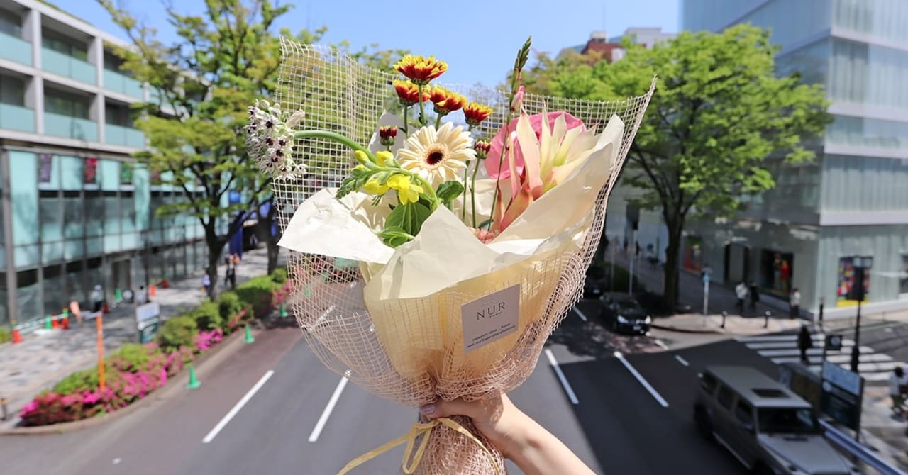 【花と街】表参道・原宿のフローリストが贈る、街に映えるブーケ：NUR flower