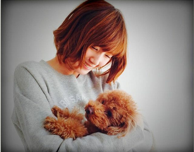 本田翼、愛犬を膝に乗せたTikTok動画を公開　「ダブルでかわいすぎる」