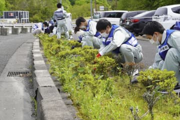 滋賀・甲賀市新職員が慰霊碑清掃　信楽鉄道事故、31年を前に