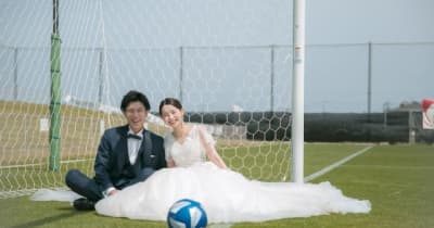 サッカー場で結婚式