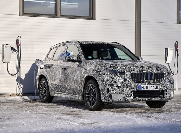BMW X1 次期型のEV、プロトタイプの写真2022年秋にモデル発表へ
