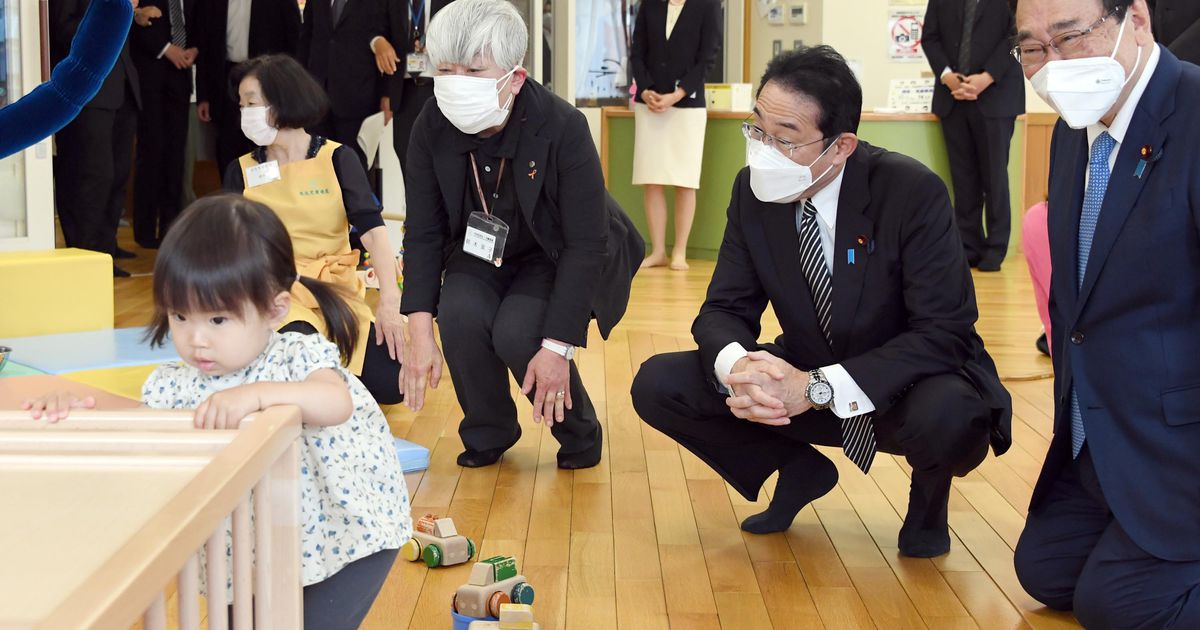 岸田首相「子育て支援充実」　民生委員と車座対話