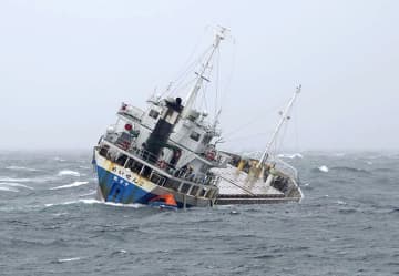 千葉県沖で貨物船傾く、荷崩れか　乗組員5人救助