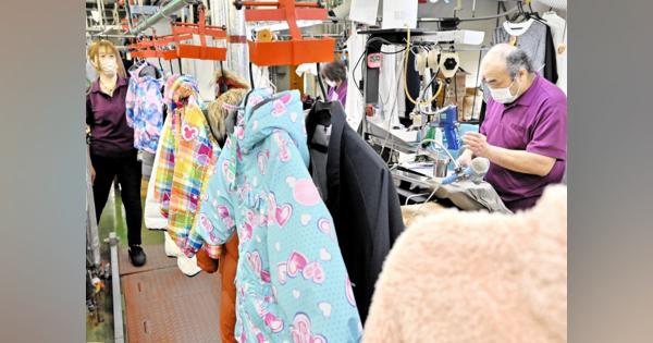衣替え間近、冬物クリーニング大忙し　福井県坂井市の黒川クリーニング社工場