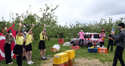 青森ナイチンゲールと高校生、リンゴ畑でダンス　弘前　弘南鉄道「文化祭」で応援