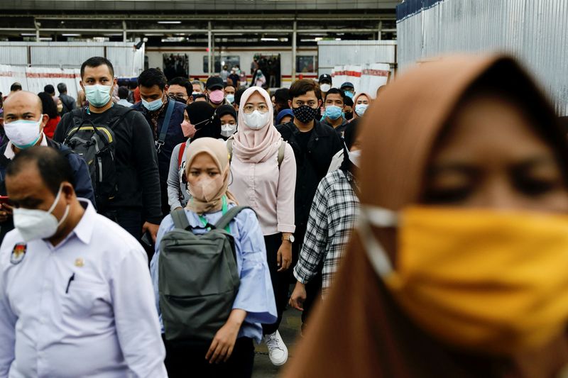 インドネシア、屋外マスク着用義務撤廃　感染減少で18日から